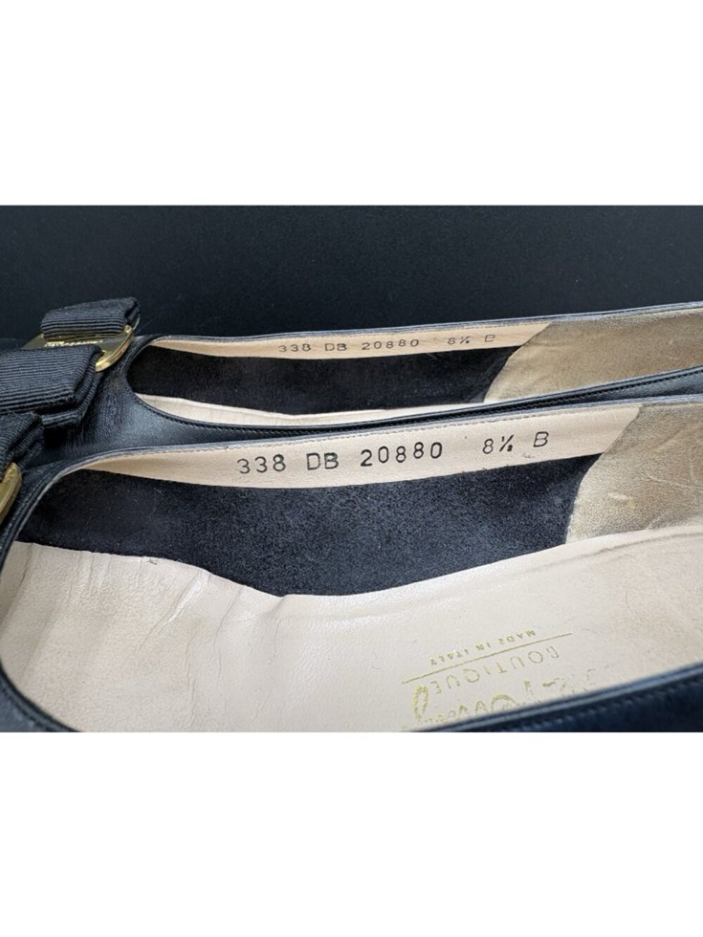 Salvatore Ferragamo Women's 8.5B Black Leather Pumps Boutique Toe Bow/ Gold Logo - Picture 9 of 12